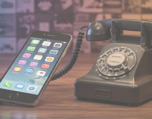 Vintage rotary phone next to smartphone illustrating low-tech vs. digital teaching methods